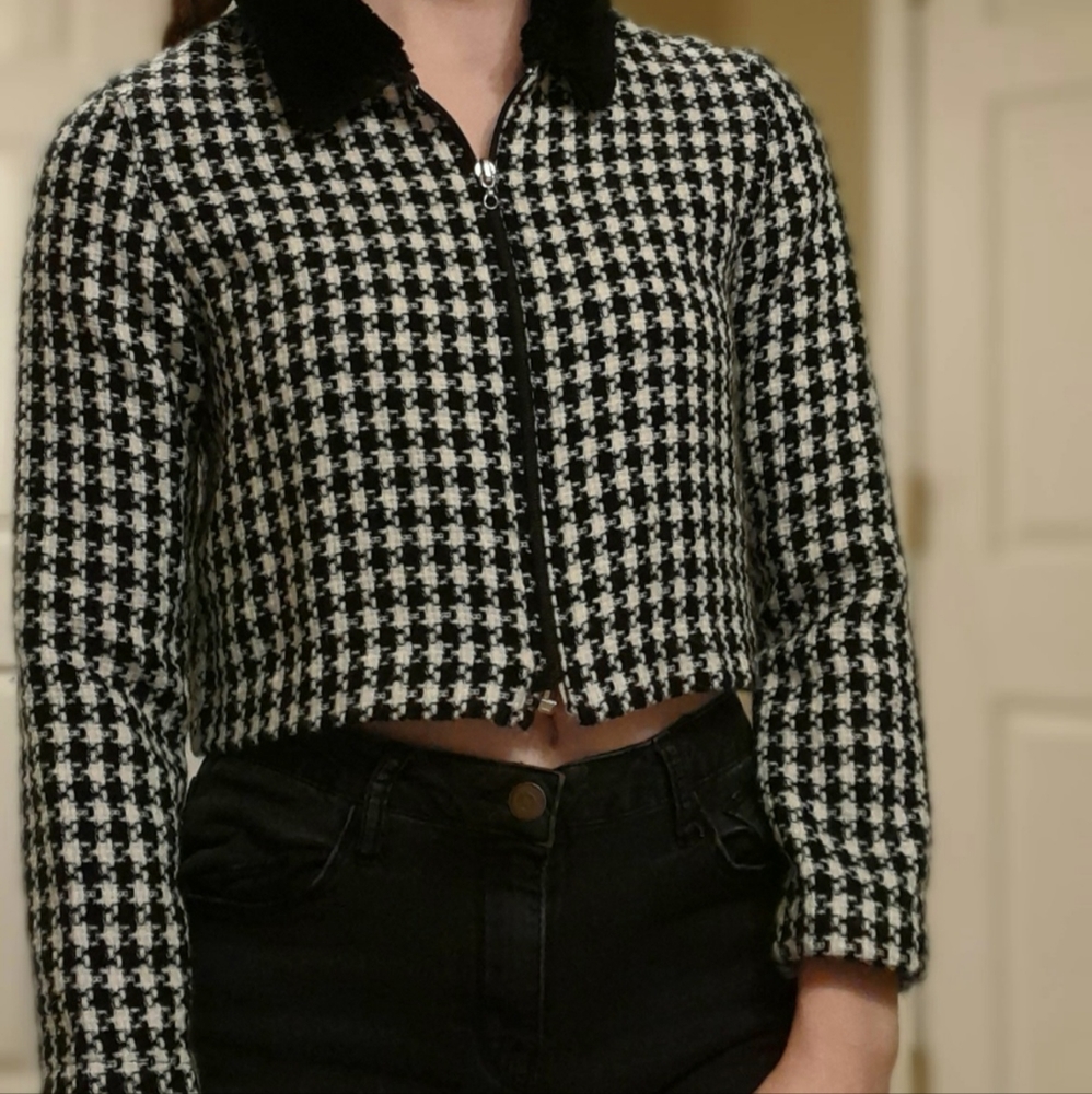 Amy Byer cropped black and white jacket with fuzzy black collar